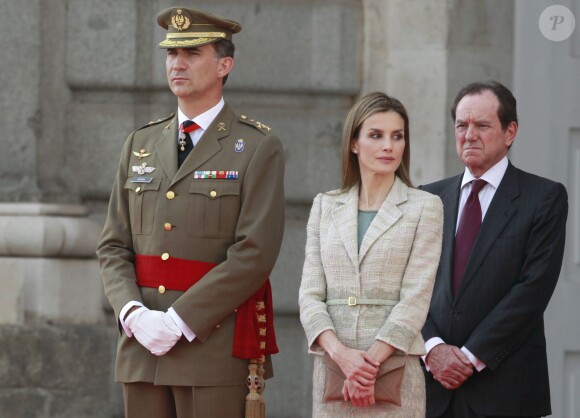 Le roi Felipe VI et la reine Letizia d'Espagne reçoivent les membres des forces armées et de la garde civile au palais royal de Madrid le 25 juin 2014.
