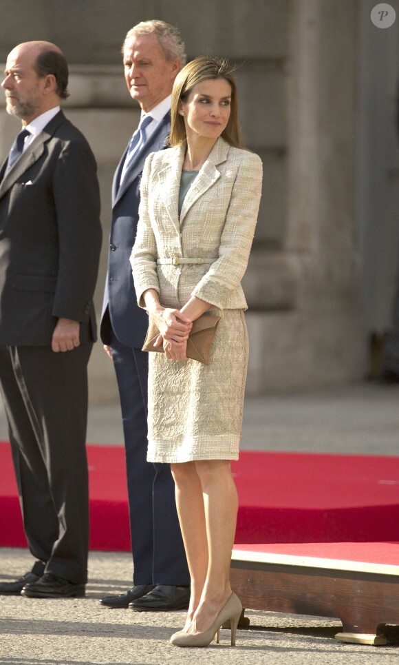 Le roi Felipe VI et la jolie reine Letizia d'Espagne reçoivent les membres des forces armées et la garde civile au palais royal le 25 juin 2014 à Madrid.