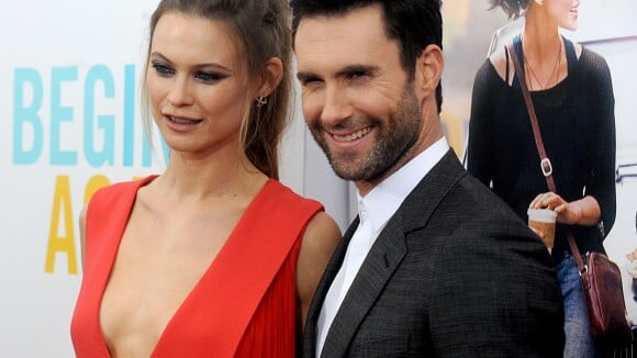 Adam Levine, tendre amoureux de Behati Prinsloo, face à Keira Knightley en solo