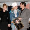 Melanie Griffith et Sharon Stone félicitent Antonio Banderas lorsqu'il a reçu son étoile sur le Walk of Fame le 18 octobre 2005
