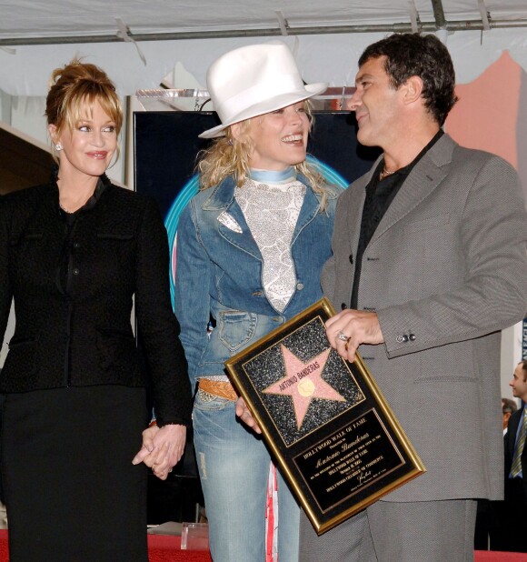 Melanie Griffith et Sharon Stone félicitent Antonio Banderas lorsqu'il a reçu son étoile sur le Walk of Fame le 18 octobre 2005