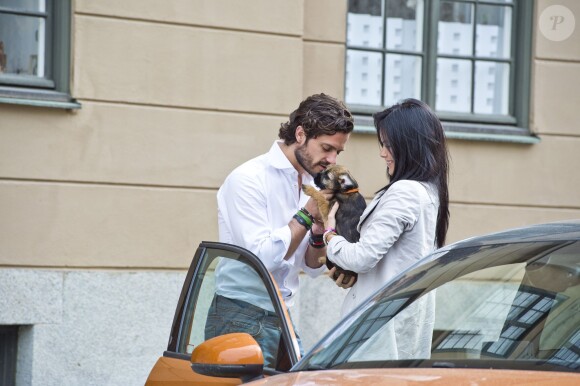 Exclusif - Le prince Carl Philip de Suède reçoit pour son anniversaire de la part de sa petite amie Sofia Hellqvist un petit chien "Siri" a Stockholm, le 24 mai 2013