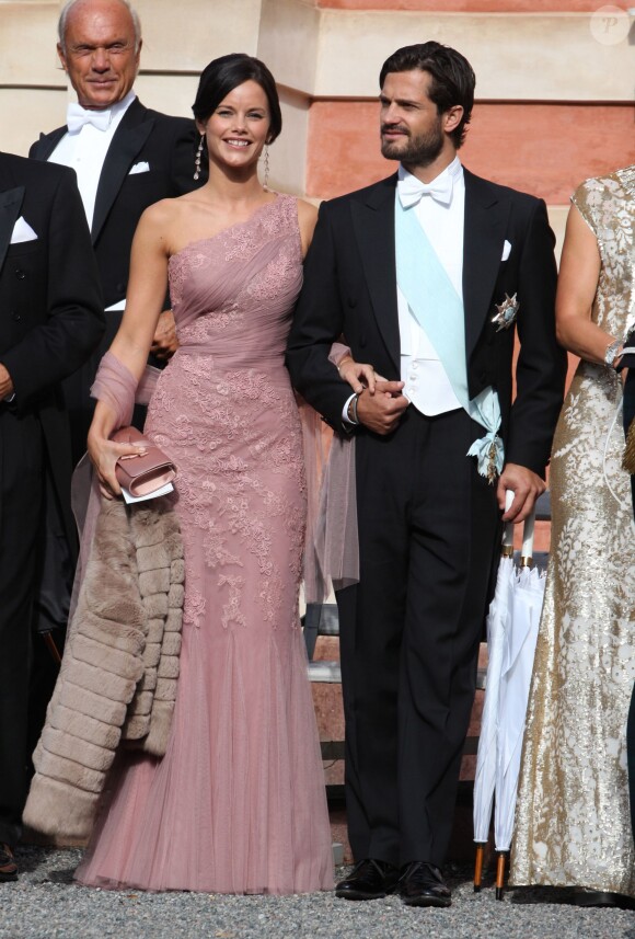 Le prince Carl Philip de Suède et Sofia Hellqvist au Mariage de Gustaf Magnuson (fils de la soeur du roi Carl Gustav) et Vicky Andren au chateau d'Ulriksdals a Stockholm, le 31 aout 2013.