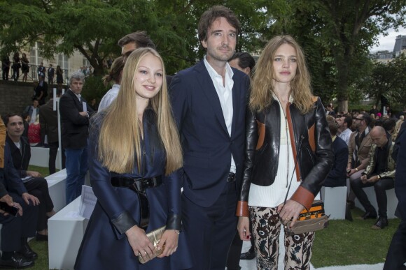 Natalia Vodianova, sa soeur Kristina et Antoine Arnault - Défilé Berluti à l'Ecole des Mines, collection homme printemps-été 2015 à Paris le 27 juin 2014.