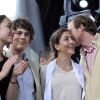 Ingrid Betancourt avec ses enfants Mélanie et Lorenzo Delloye, ainsi que son beau-fils Sébastien Delloye, à Paris le 20 juillet 2008. 