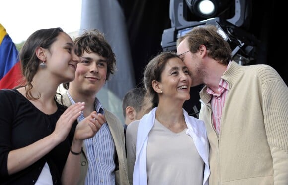Ingrid Betancourt avec ses enfants Mélanie et Lorenzo Delloye, ainsi que son beau-fils Sébastien Delloye, à Paris le 20 juillet 2008. 