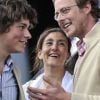 Ingrid Betancourt avec ses enfants Mélanie et Lorenzo Delloye, ainsi que son beau-fils Sébastien Delloye, à Paris le 20 juillet 2008. 