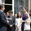 Nicolas Sarkozy décore Ingrid Betancourt dans les jardins de l'Elysée, le 14 juillet 2008. Lozenzo et Mélanie, les enfants de l'ex-otage, sont au premier rang.