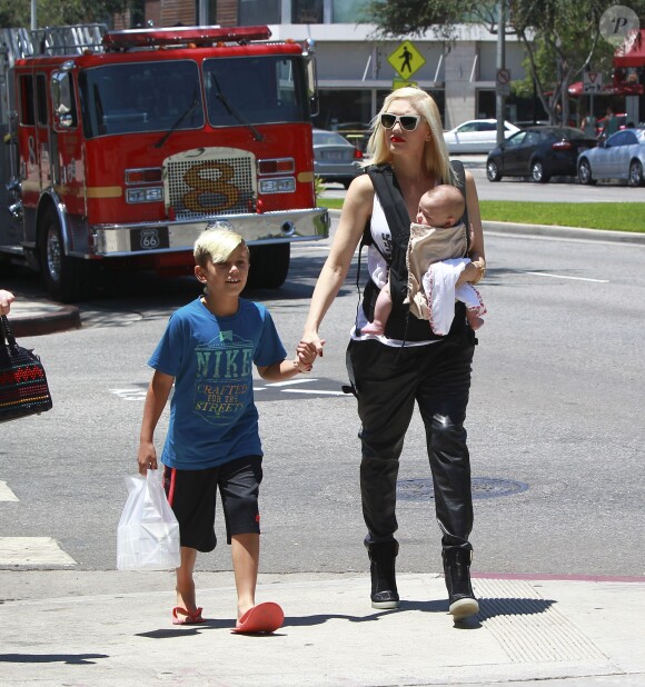 Gwen Stefani et ses fils Kingston, Zuma et Apollo, de sortie à West Hollywood. Los Angeles, le 29 juin 2014.