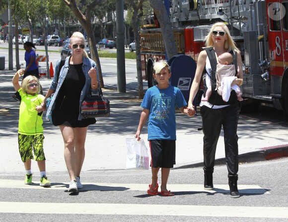 Gwen Stefani et ses fils Kingston, Zuma et Apollo, de sortie à West Hollywood. Los Angeles, le 29 juin 2014.