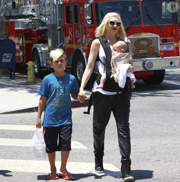 Gwen Stefani et ses fils Kingston, Zuma et Apollo, de sortie à West Hollywood. Los Angeles, le 29 juin 2014.