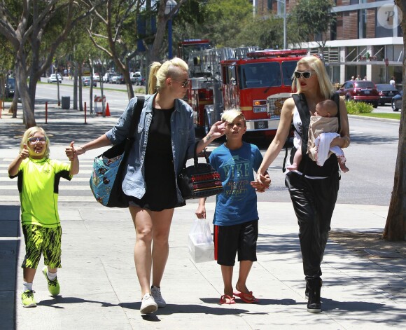 Gwen Stefani et ses fils Kingston, Zuma et Apollo, de sortie à West Hollywood. Los Angeles, le 29 juin 2014.