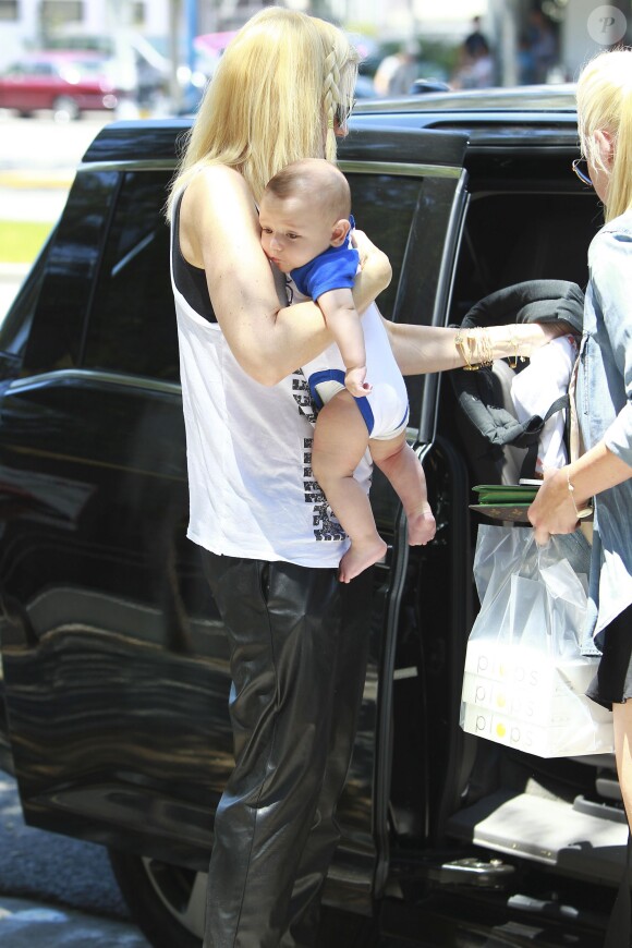 Gwen Stefani et ses fils Kingston, Zuma et Apollo, de sortie à West Hollywood. Los Angeles, le 29 juin 2014.