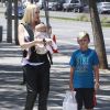 Gwen Stefani et ses fils Kingston, Zuma et Apollo, de sortie à West Hollywood. Los Angeles, le 29 juin 2014.