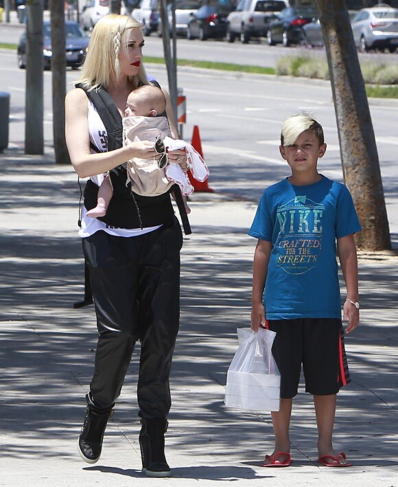 Gwen Stefani et ses fils Kingston, Zuma et Apollo, de sortie à West Hollywood. Los Angeles, le 29 juin 2014.