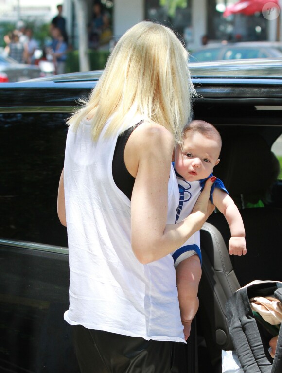 Gwen Stefani et son petit dernier Apollo à West Hollywood. Los Angeles, le 29 juin 2014.