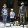 Gwen Stefani, Gavin Rossdale, leur fils Kingston et leur chien à Studio City. Los Angeles, le 28 juin 2014.