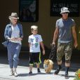  Gwen Stefani, Gavin Rossdale, leur fils Kingston et leur chien &agrave; Studio City. Los Angeles, le 28 juin 2014. 