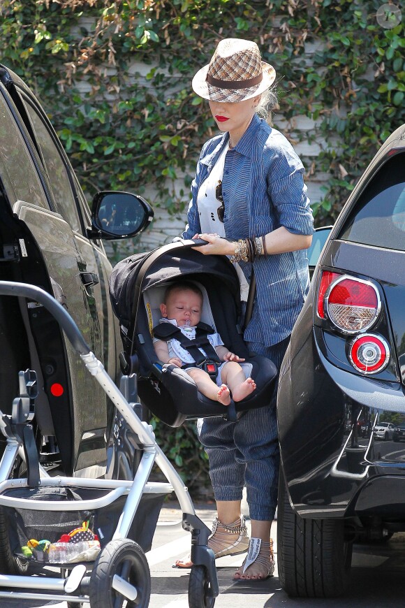 Gwen Stefani, Gavin Rossdale et leurs fils Kingston, Zuma et Apollo déjeunent en famille, à Studio City. Los Angeles, le 28 juin 2014.