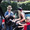 Gwen Stefani, Gavin Rossdale et leurs fils Kingston, Zuma et Apollo déjeunent en famille, à Studio City. Los Angeles, le 28 juin 2014.