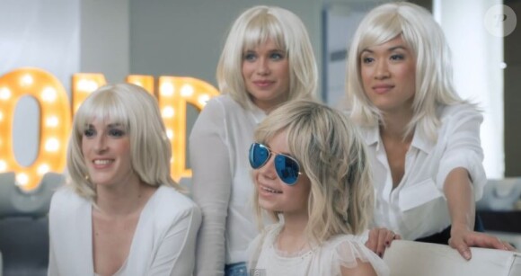 Annily, la fille d'Alizée, dans le clip de Blonde. Avril 2014.