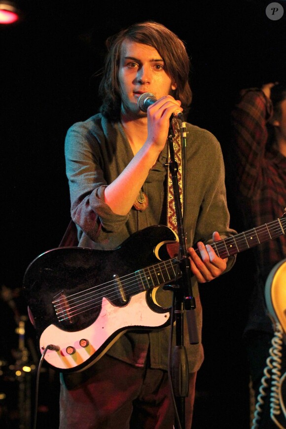 Falconer Downey, fils de Robert Downey Jr., en concert avec The Seems, West Hollywood, Los Angeles, le 22 avril 2012.