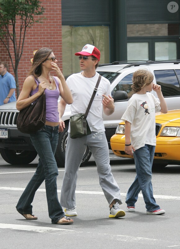 Robert Downey Jr. et son fils Indio, avec son ex-femme Deborah Falconer à New York, le 18 juin 2005.