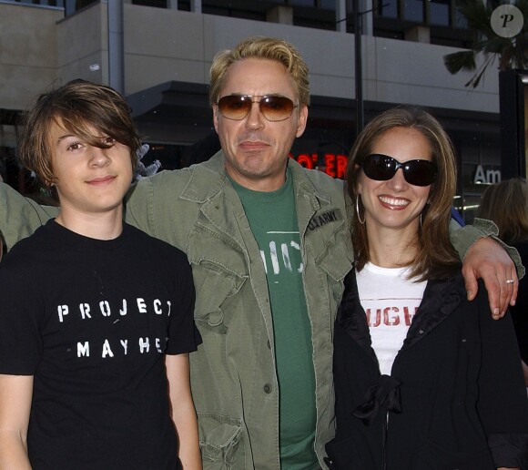 Robert Downey Jr. et son fils Indio avec Susan Levin à Hollywood, Los Angeles, le 3  novembre 2007.