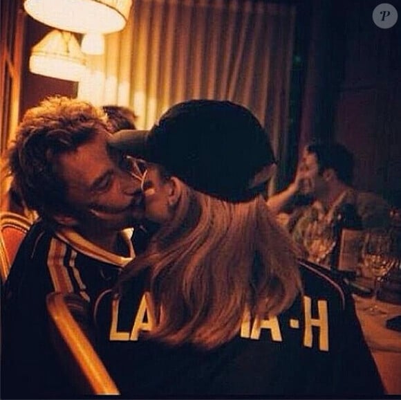 Johnny Hallyday et Laeticia : tendre baiser pour remercier les Bleus lors de la Coupe du monde 2014