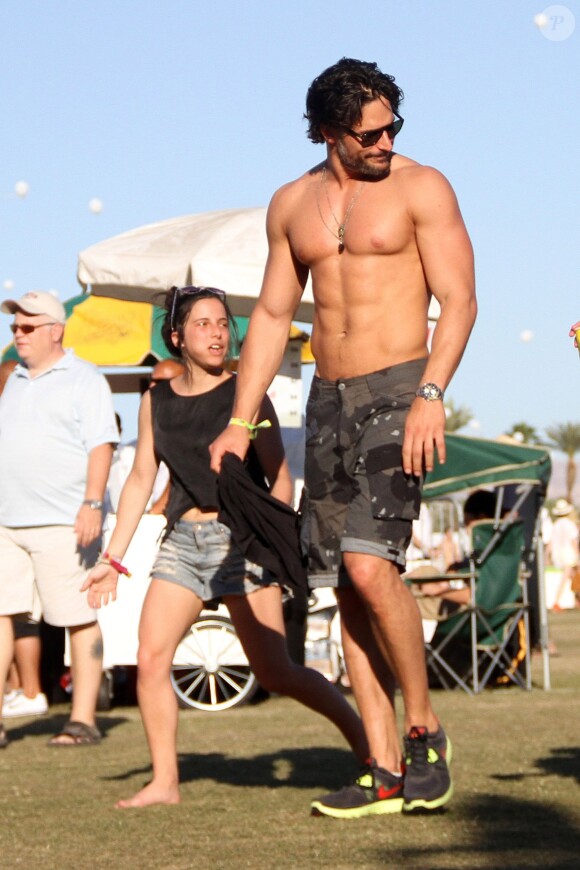 Joe Manganiello torse nu au festival de Coachella le 23 avril 2012
