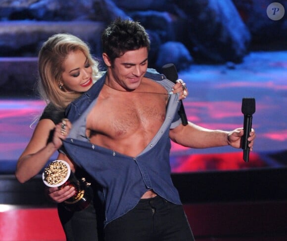 Rita Ora avec Zac Efron torse nu aux MTV Movie Awards 2014