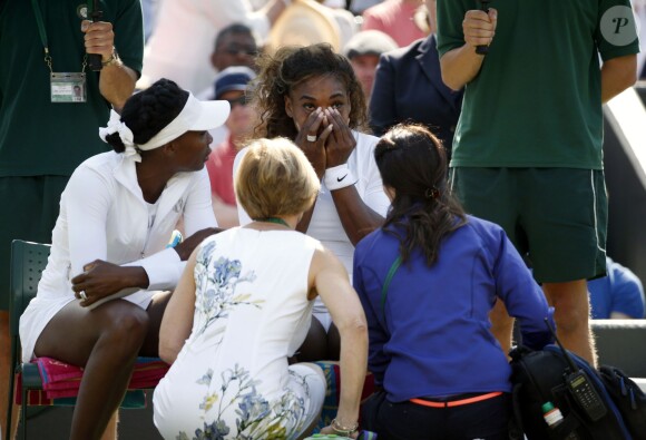 Serena Williams totalement désorientée et en perdition alors qu'elle disputait le double avec sa soeur Venus à Wimbledon, le 1er juillet 2014