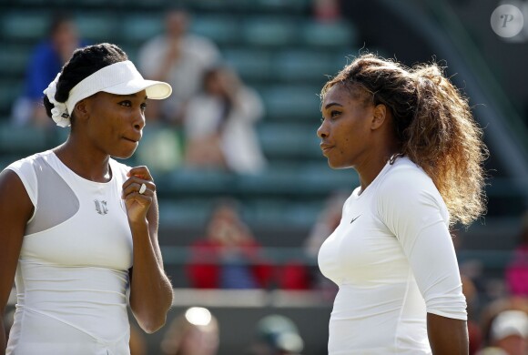 Serena Williams totalement désorientée et en perdition alors qu'elle disputait le double avec sa soeur Venus à Wimbledon, le 1er juillet 2014