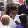 Serena Williams, en larmes avec les médecins du tournoi de Wimbledon, au côté de sa soeur Venus, après avoir été totalement désorientée et en perdition sur le court alors qu'elle disputait le double, le 1er juillet 2014