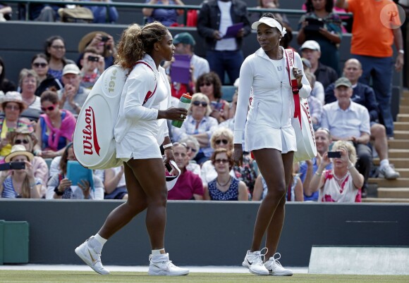 Serena Williams totalement désorientée et en perdition alors qu'elle disputait le double avec sa soeur Venus à Wimbledon, le 1er juillet 2014