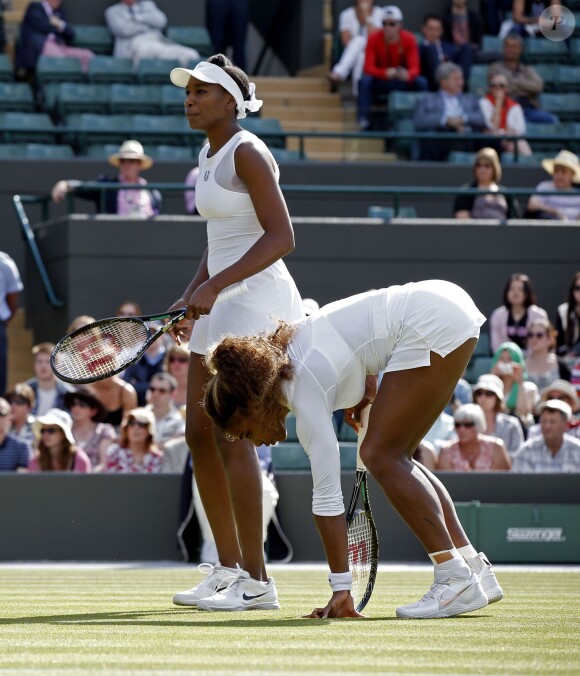 Serena Williams totalement désorientée et en perdition alors qu'elle disputait le double avec sa soeur Venus à Wimbledon, le 1er juillet 2014