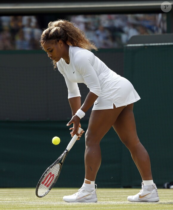 Serena Williams totalement désorientée et en perdition alors qu'elle disputait le double avec sa soeur Venus à Wimbledon, le 1er juillet 2014
