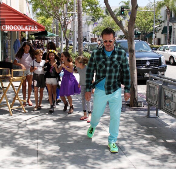 David Arquette avec sa fille Coco et ses amies pour l'anniversaire de cette dernière à Beverly Hills, le 12 juin 2014. 