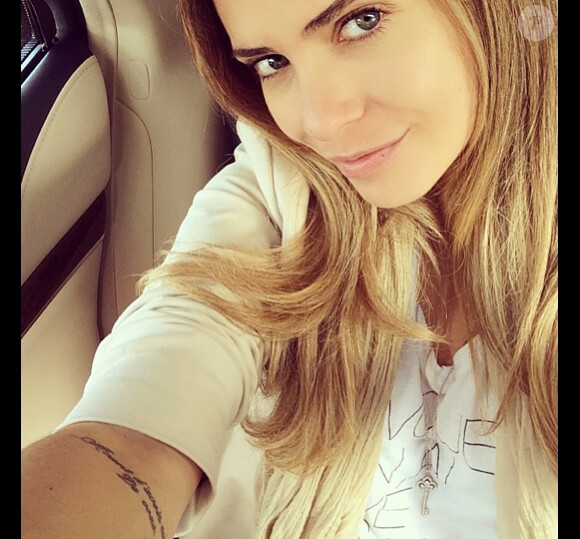 Clara Morgane, toujours aussi sexy, sur le départ pour quelques jours au soleil. Mai 2014.