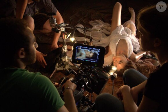 Solweig Lizlow sur le tournage du court métrage "Othell'a". Un film de Silk Bistini.