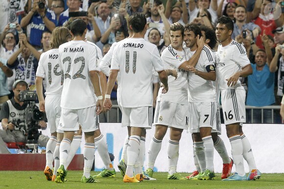Luka Modric, Angel Di Maria, Cristiano Ronaldo, Nacho Fernandez, Raul Gonzalez Blanco et Casemiro à Madrid le 22 août 2013. 