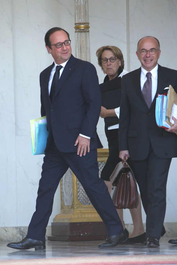 François Hollande, président de la république, Bernard Cazeneuve, ministre de l'Intérieur et Marylise Lebranchu, ministre de la Décentralisation, de la réforme de l'état et de la fonction publique lors de la sortie du conseil des ministres au palais de l'Elysée à Paris, le 2 juillet 2014.