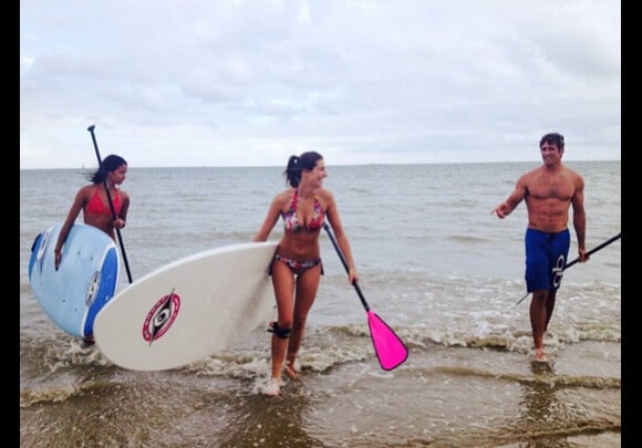 Laury Thilleman et Flora Coquerel complices. Les deux Miss se sont essayées au paddle board à La Baule. Vendredi 4 juillet 2014.
