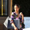 Zoe Saldana dissimule son ventre à la sortie d'une boutique de L.A le 5 juillet 2014. Les rumeurs disent l'actrice enceinte de son premier enfant