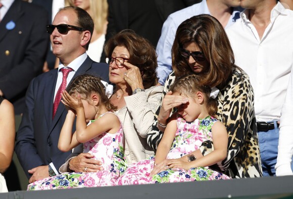 Mirka Federer avec ses filles Charlene et Myla, lors de la finale de son époux Roger Federer opposé à Novak Djokovic, le 6 juillet 2014 au All England Lawn Tennis and Croquet Club de Wimbledon