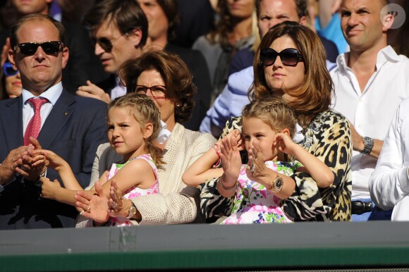 Mirka Federer avec ses filles Charlene et Myla, lors de la finale de son époux Roger Federer opposé à Novak Djokovic, le 6 juillet 2014 au All England Lawn Tennis and Croquet Club de Wimbledon