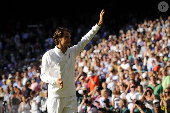 Roger Federer a longuement salué le public après sa défaite en finale de Wimbledon face à Novak Djokovic, le 6 juillet 2014, à Londres