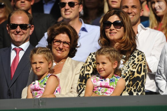 Mirka Federer avec ses filles Charlene et Myla, a assisté avec émotion à la finale de son époux Roger Federer opposé à Novak Djokovic, le 6 juillet 2014 au All England Lawn Tennis and Croquet Club de Wimbledon