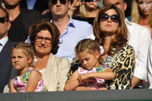 Mirka Federer avec ses filles Charlene et Myla, lors de la finale de son époux Roger Federer opposé à Novak Djokovic, le 6 juillet 2014 au All England Lawn Tennis and Croquet Club de Wimbledon