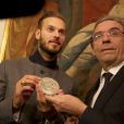 M. Pokora a reçu des mains du maire de Strasbourg Roland Ries la médaille d'honneur de la ville, lors d'une cérémonie organisée en présence de fans à l'hôtel de ville de Strasbourg, le 12 février 2014.